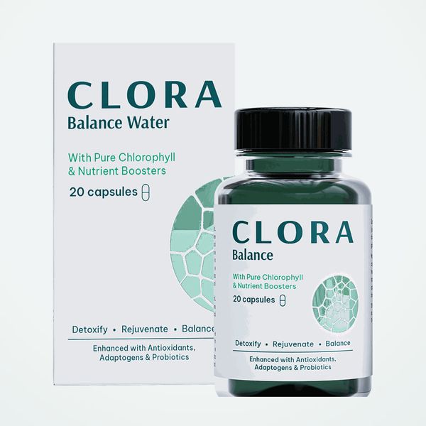Temno zelena plastenka in bela škatla Clora Balance Water z 20 kapsulami
