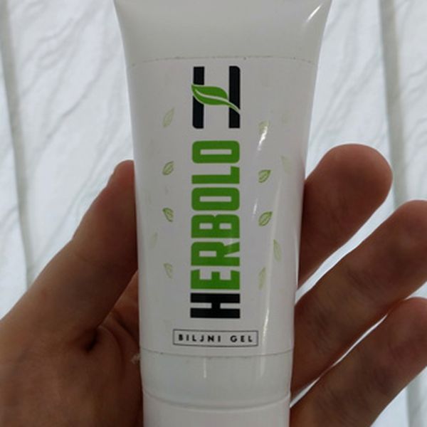 Dlan z belo tubo Herbolo biljni gel z zeleno-črnim napisom