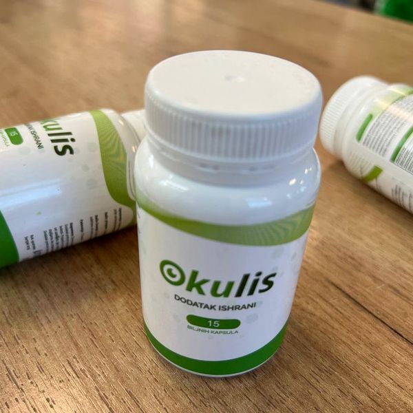 Belo-zelene plastenke Okulis s 15 kapsulami na leseni mizi